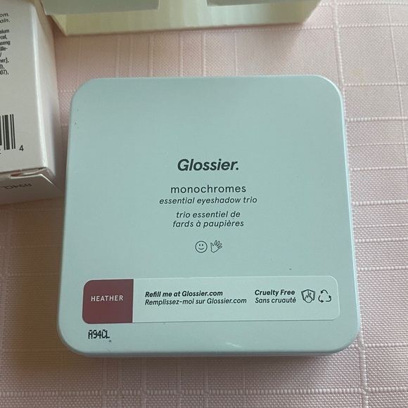 Glossier  Monochromes Eyeshadow Trio Heather. NIB Rose - Picture 5 of 7